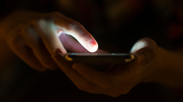 Representação de como dados públicos e técnicas de OSINT podem impactar a privacidade online.