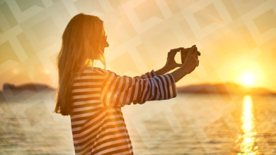 Fotógrafo capturando imagens incríveis sob o sol intenso do verão, destacando técnicas para lidar com a iluminação forte e criar fotos e vídeos deslumbrantes.