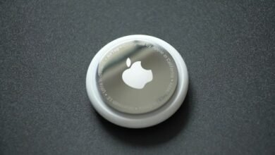 AirTags da Apple sobre uma mesa, destacando as vantagens econômicas de adquiri-los nos EUA, com economia e praticidade.
