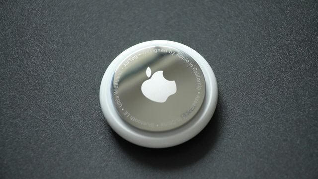 AirTags da Apple sobre uma mesa, destacando as vantagens econômicas de adquiri-los nos EUA, com economia e praticidade.