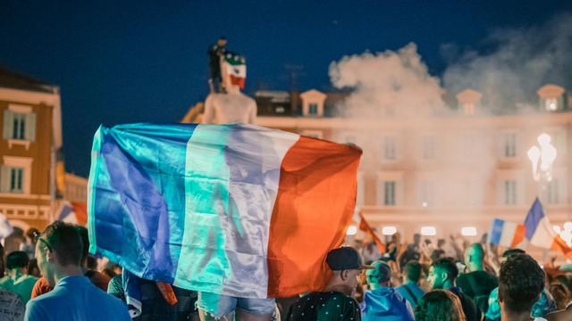 Representação gráfica da decisão da França em substituir plataformas de videoconferência dos EUA por um aplicativo nacional, destacando soberania tecnológica e segurança de dados.