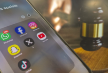 Imagem de um martelo de juiz ao lado dos logotipos da Meta e do YouTube simbolizando seu julgamento inédito sobre o impacto do design de aplicativos e vício em redes sociais.