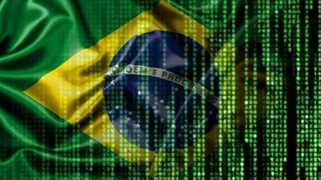 Infográfico destacando o Brasil como foco de ataques cibernéticos e alvo de espionagem da Coreia do Norte, com logotipo do Google no fundo