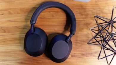 Fone de ouvido Sony WH-1000XM5 com tecnologia inovadora ativa músicas automaticamente no transporte público.