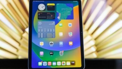 Estudante utilizando iPad para estudar com aplicativos essenciais em 2026.