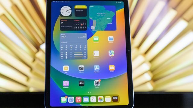 Estudante utilizando iPad para estudar com aplicativos essenciais em 2026.