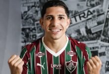 Savarino é oficialmente apresentado pelo Fluminense em coletiva de imprensa, destacando sua empolgação em jogar pelo clube.