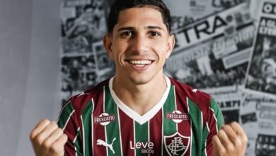 Savarino é oficialmente apresentado pelo Fluminense em coletiva de imprensa, destacando sua empolgação em jogar pelo clube.