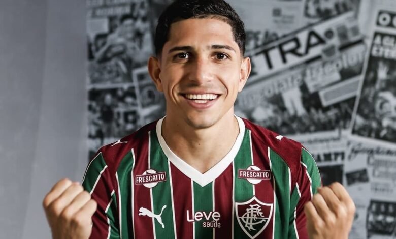 Savarino é oficialmente apresentado pelo Fluminense em coletiva de imprensa, destacando sua empolgação em jogar pelo clube.