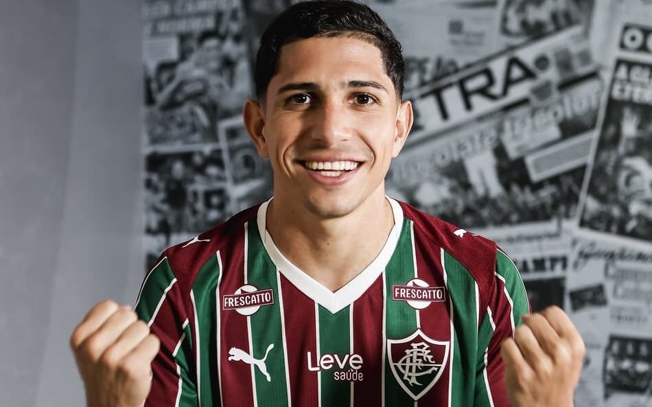 Savarino é oficialmente apresentado pelo Fluminense em coletiva de imprensa, destacando sua empolgação em jogar pelo clube.
