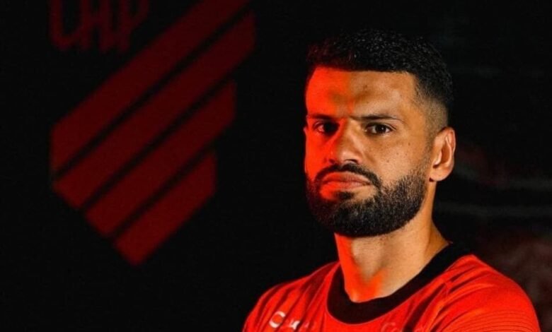 Jadson vestindo a camisa do Athletico Paranaense, retornando ao clube após passagem pelo Juventude