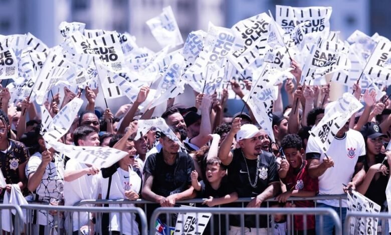 Corinthians celebra conquistas históricas em finais de futebol feminino e masculino no mesmo domingo, destacando-se como potência no esporte brasileiro.