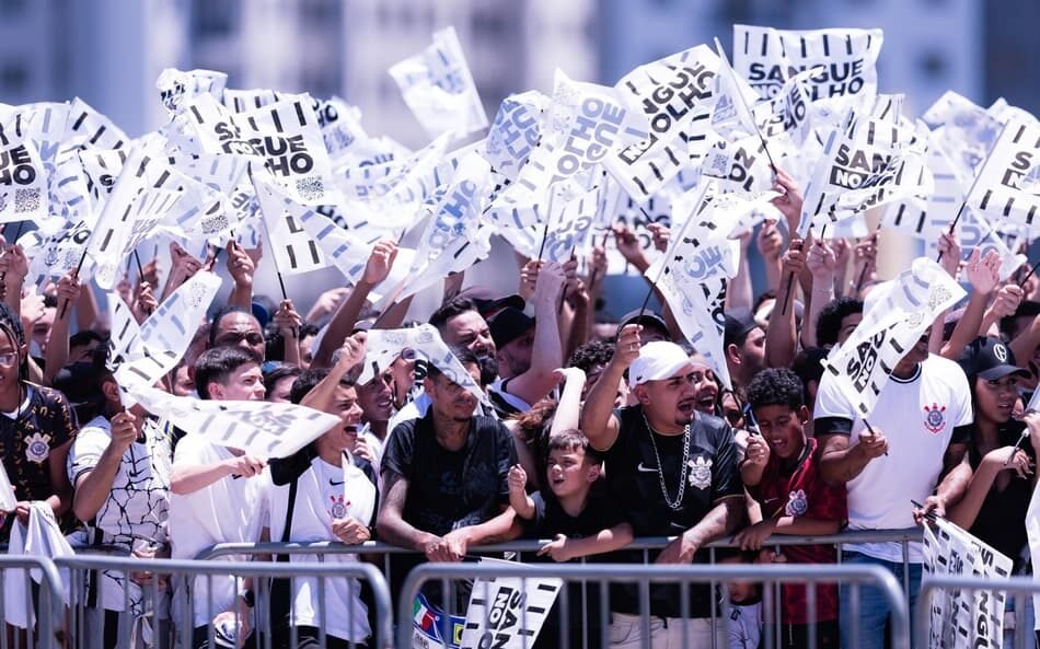 Corinthians celebra conquistas históricas em finais de futebol feminino e masculino no mesmo domingo, destacando-se como potência no esporte brasileiro.