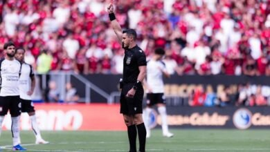 Imagem de Jorge Carrascal recebendo cartão vermelho durante a partida da Supercopa, destacando o momento da expulsão e intervenção do árbitro com base nas regras do jogo.