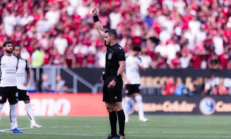 Imagem de Jorge Carrascal recebendo cartão vermelho durante a partida da Supercopa, destacando o momento da expulsão e intervenção do árbitro com base nas regras do jogo.