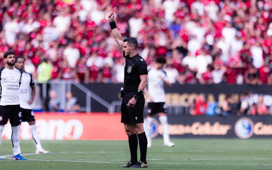 Imagem de Jorge Carrascal recebendo cartão vermelho durante a partida da Supercopa, destacando o momento da expulsão e intervenção do árbitro com base nas regras do jogo.