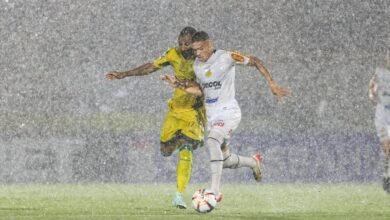 Jogo do Paulistão entre Mirassol e Novorizontino é interrompido devido à chuva intensa, com continuidade programada para a segunda-feira.