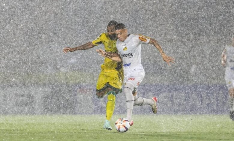 Jogo do Paulistão entre Mirassol e Novorizontino é interrompido devido à chuva intensa, com continuidade programada para a segunda-feira.