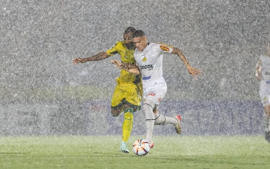 Jogo do Paulistão entre Mirassol e Novorizontino é interrompido devido à chuva intensa, com continuidade programada para a segunda-feira.