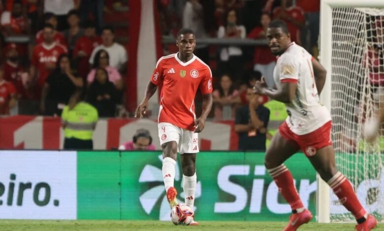 Jogadores do Internacional treinando para enfrentar o Flamengo no Campeonato Brasileiro.