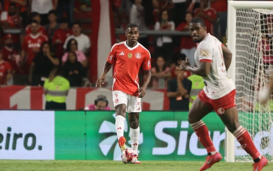 Jogadores do Internacional treinando para enfrentar o Flamengo no Campeonato Brasileiro.