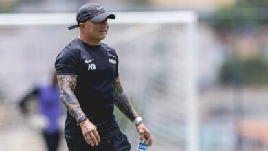 Técnico Jorge Sampaoli define escalação do Atlético-MG para enfrentar o Bragantino em jogo importante. Preparação completa é essencial para o confronto.
