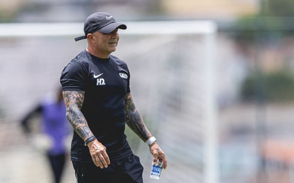 Técnico Jorge Sampaoli define escalação do Atlético-MG para enfrentar o Bragantino em jogo importante. Preparação completa é essencial para o confronto.