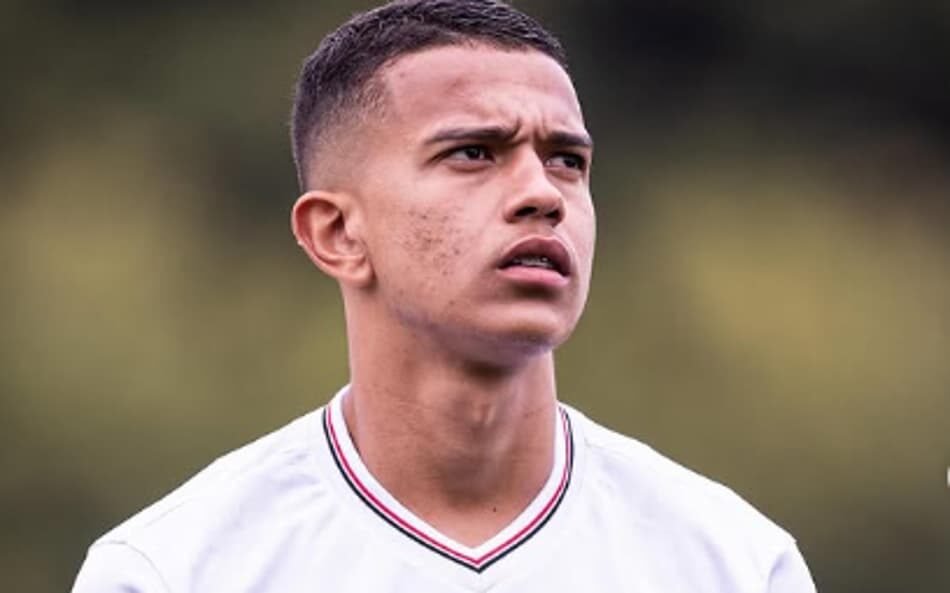 São Paulo Futebol Clube considera renovação de contrato de Juan Osório, enquanto Real Betis demonstra interesse em sua contratação.