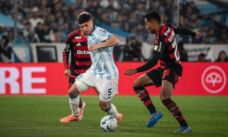 Notícia sobre a tentativa de contratação do volante Juan Nardoni pelo Grêmio, enfrentando resistência do clube Racing.