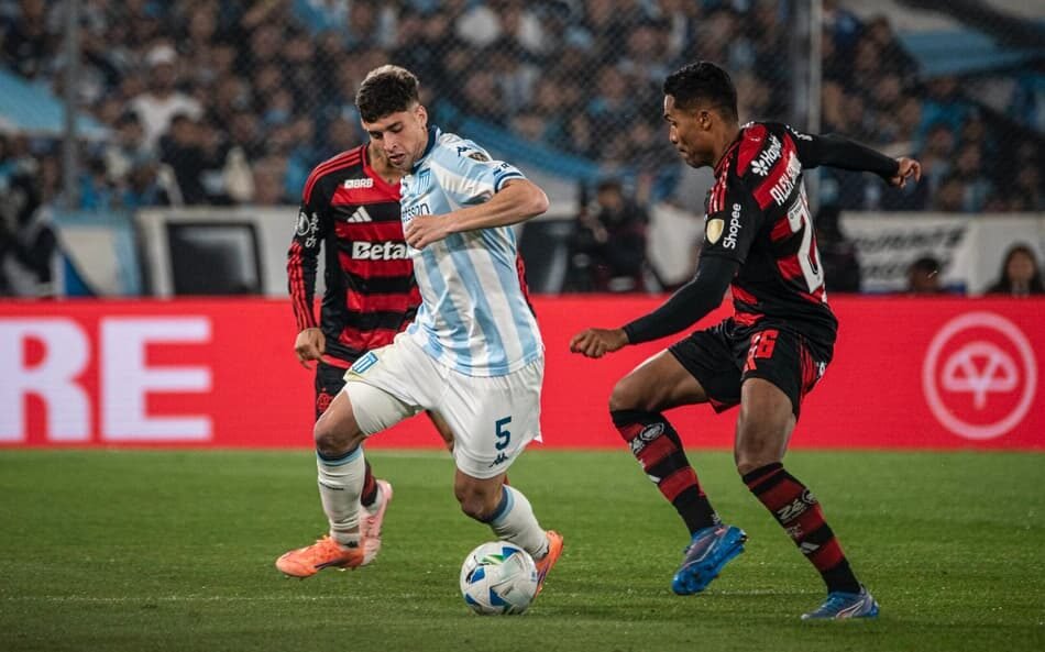 Notícia sobre a tentativa de contratação do volante Juan Nardoni pelo Grêmio, enfrentando resistência do clube Racing.
