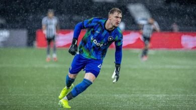 Léo Linck em destaque durante partida de futebol entre Botafogo e Fluminense, mostrando excelente performance apesar da derrota, gerando disputa pela posição de titular no Botafogo.