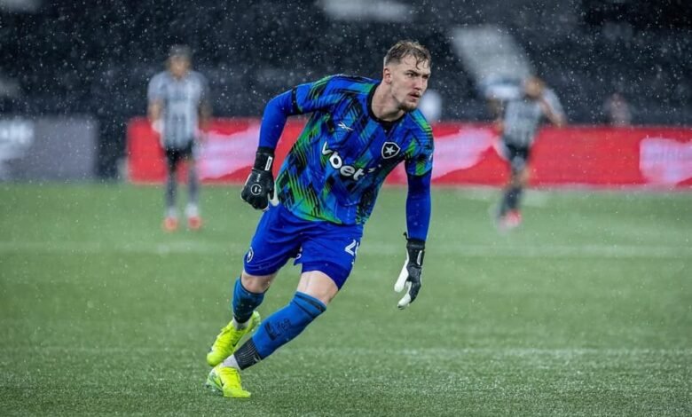 Léo Linck em destaque durante partida de futebol entre Botafogo e Fluminense, mostrando excelente performance apesar da derrota, gerando disputa pela posição de titular no Botafogo.