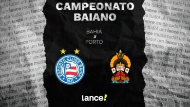 Imagem da partida de futebol entre Bahia e Porto na Arena Fonte Nova durante o Baianão, destacando jogadores em ação e a torcida vibrante.