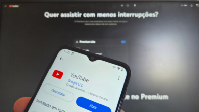Tela de um smartphone mostrando o aplicativo YouTube com uma mensagem sobre a impossibilidade de reproduzir vídeos em segundo plano sem assinatura do YouTube Premium.
