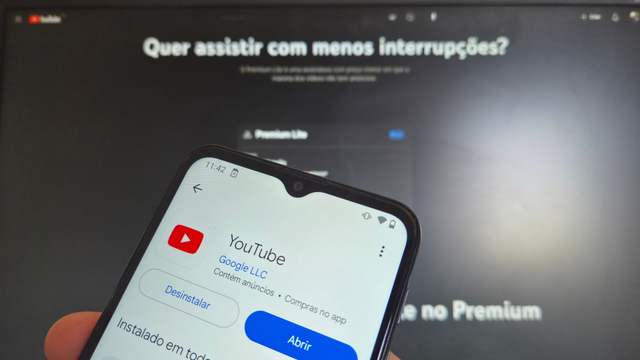 Tela de um smartphone mostrando o aplicativo YouTube com uma mensagem sobre a impossibilidade de reproduzir vídeos em segundo plano sem assinatura do YouTube Premium.