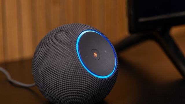 Imagem de um assistente virtual Alexa, destacando 6 comandos essenciais para otimizar sua rotina diária e economizar tempo em tarefas cotidianas.