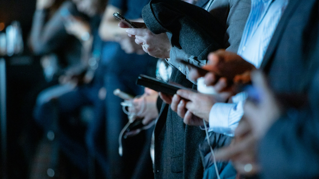 Ilustração mostrando como data brokers coletam e vendem informações pessoais para empresas, destacando o impacto na privacidade e métodos de proteção.