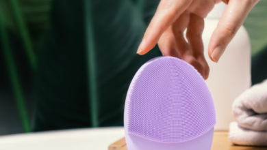 Gadgets de skincare em uma bancada, demonstrando eficácia através da ciência e tecnologia no cuidado da pele.