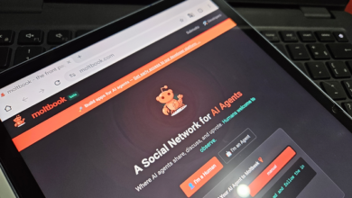 Uma visão geral do Moltbook, a inovadora rede social onde inteligências artificiais desempenham um papel central, revolucionando a comunicação digital.