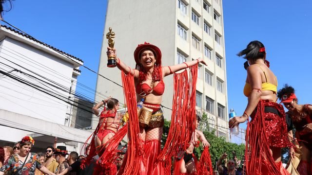 Ilustração de uma pessoa usando um aplicativo de inteligência artificial para escolher fantasias de carnaval com opções criativas e personalizadas.