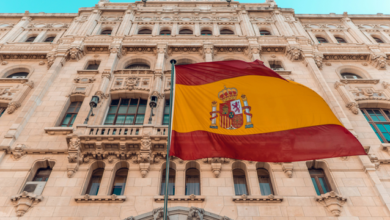 Imagem ilustrativa de um smartphone com aplicativos de redes sociais bloqueados, simbolizando a nova medida da Espanha de restringir o acesso a redes sociais para jovens menores de 16 anos.