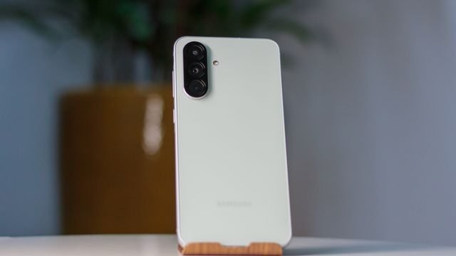 Imagem dos smartphones Galaxy A57 e A37 da Samsung, programados para lançamento em 2026, após obterem certificações importantes.