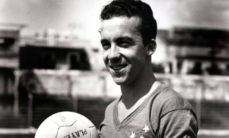 Imagem de Tostão, o icônico jogador de futebol, durante sua era de glória no Cruzeiro e na Seleção Brasileira, destacando suas conquistas e habilidade em campo.