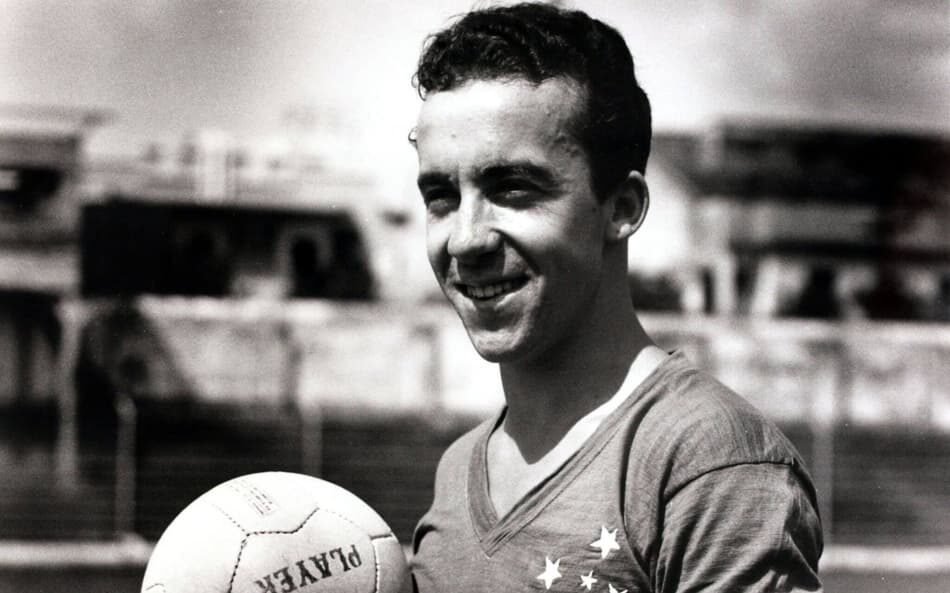 Imagem de Tostão, o icônico jogador de futebol, durante sua era de glória no Cruzeiro e na Seleção Brasileira, destacando suas conquistas e habilidade em campo.